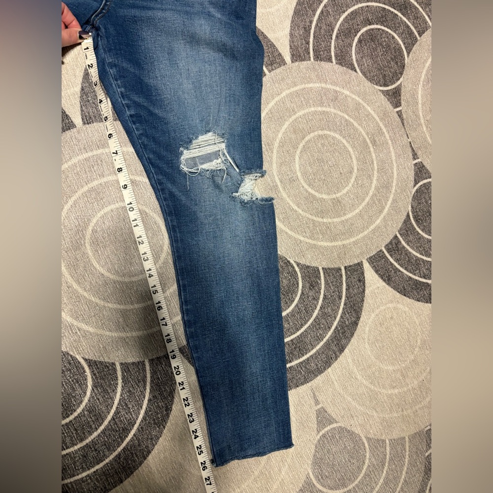 American eagle distressed highrise  skinny jeans.